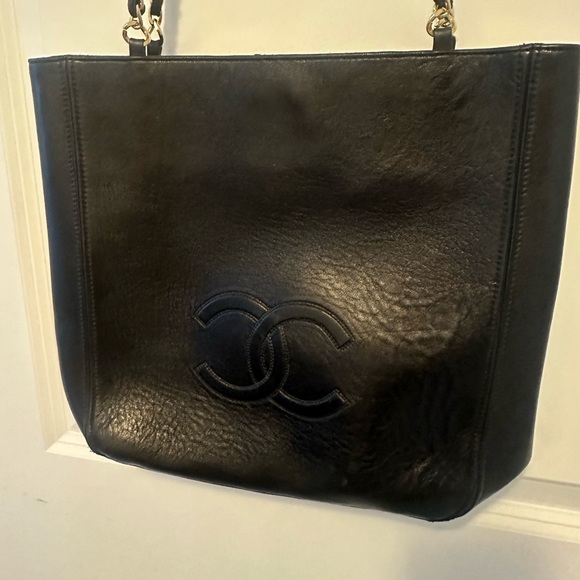 Chanel black leather handbag. Made in Italy. Gold chain. Excellent condition - Picture 1 of 9